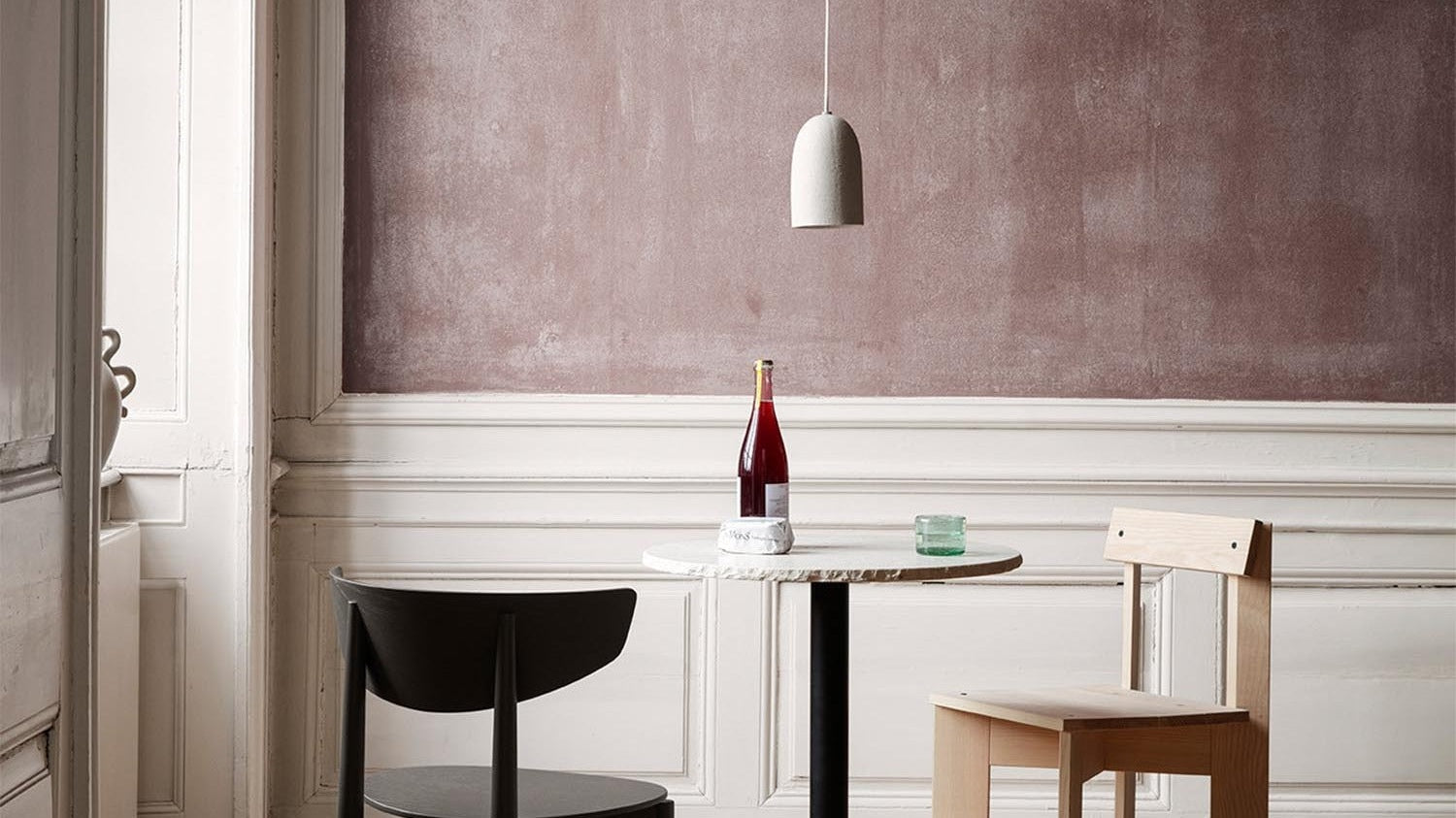 Entdecke die elegante Mineral Kollektion von Ferm Living: stilvolle Tische aus Glas und Marmor, perfekt für Esstisch oder Couchtisch.