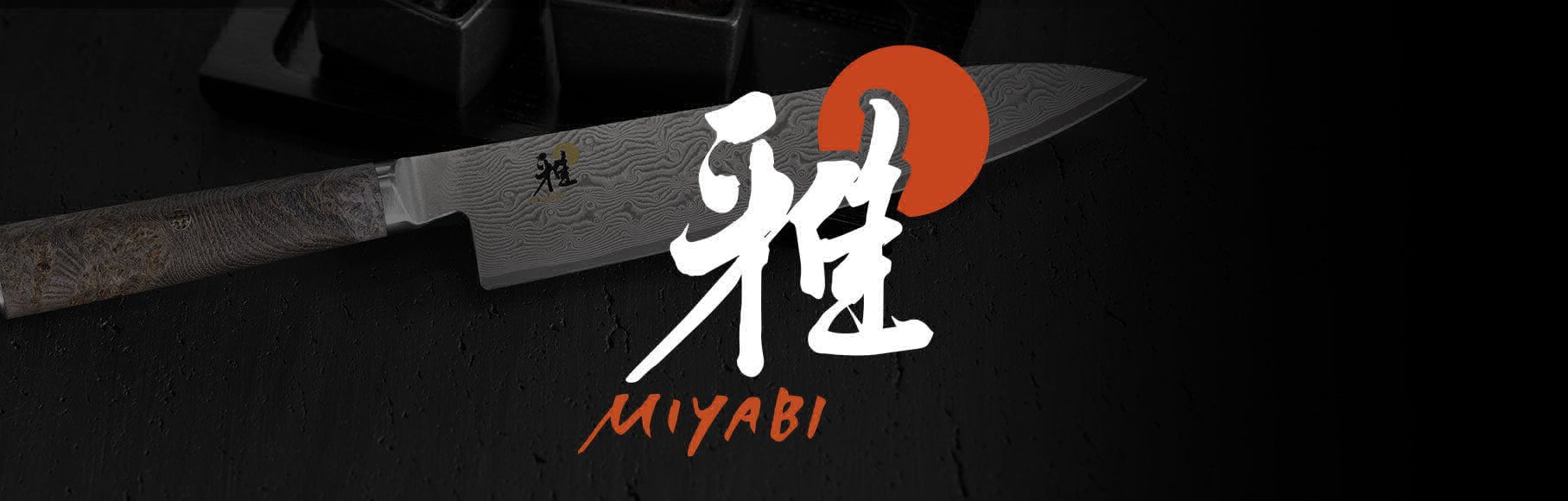 Schneidemesser und Miyabi Logo auf einem schwarzen Tisch