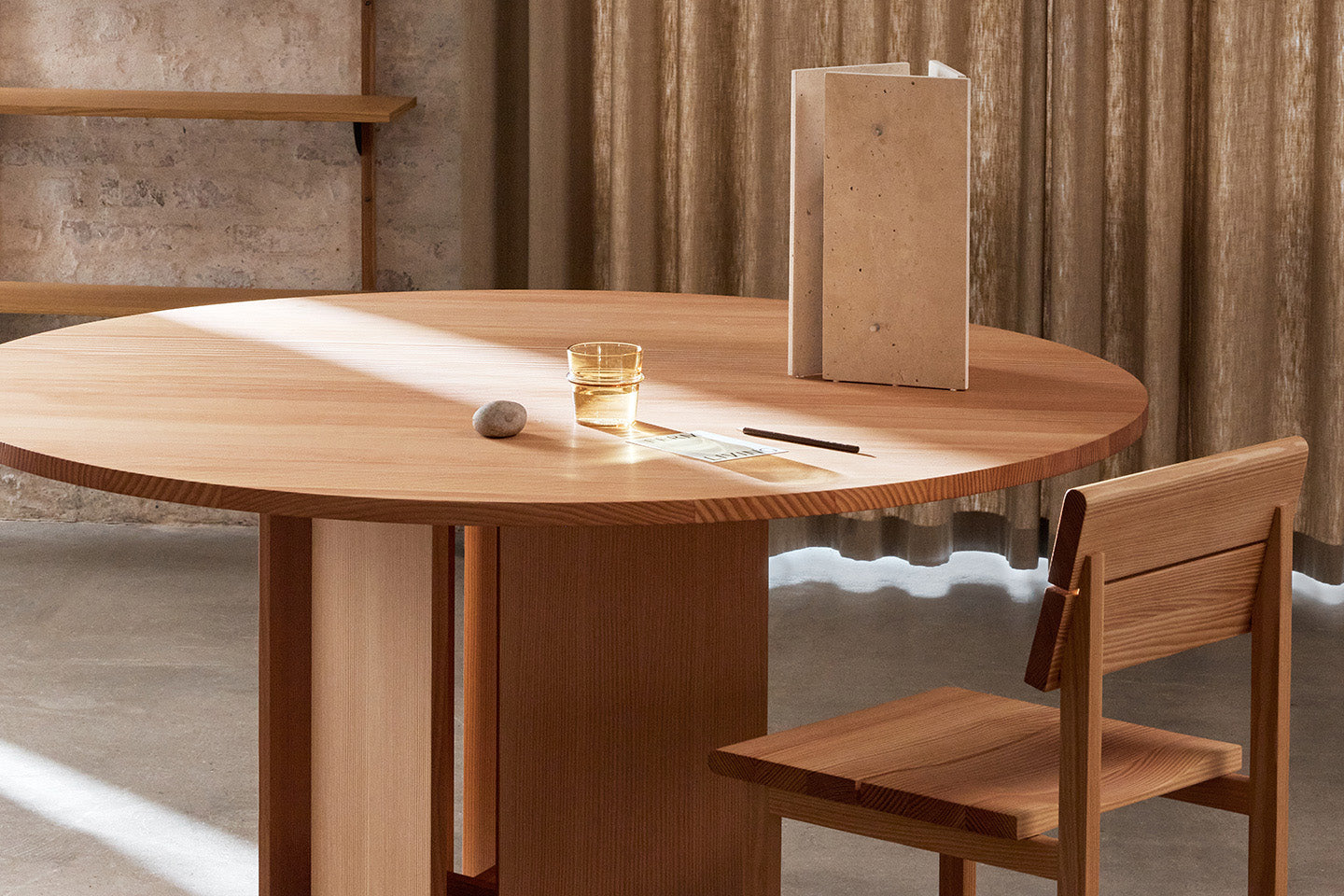 Der Bassholmen Tisch von Vind ist der perfekte Tsich für dein Esszimmer. Schön und erst noch eine gute Preis Leistung.