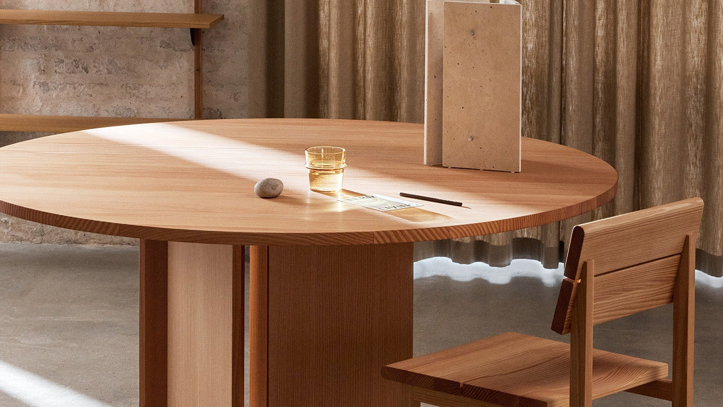 Der Bassholmen Tisch von Vind ist der perfekte Tsich für dein Esszimmer. Schön und erst noch eine gute Preis Leistung.