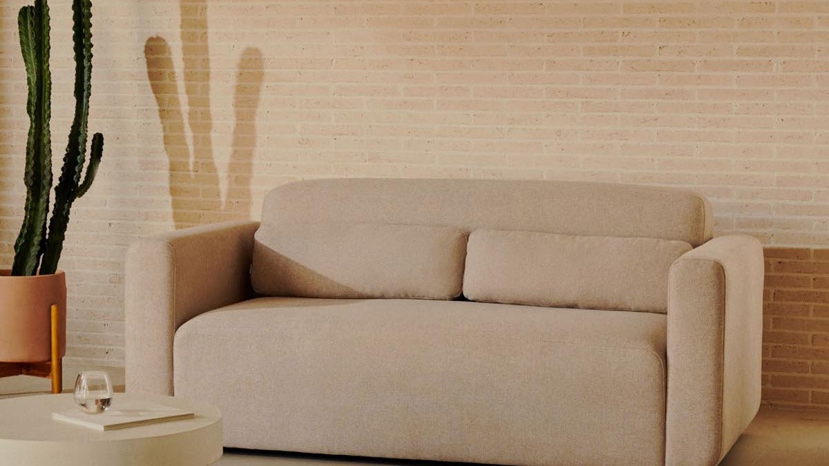 Entdecke das modulare Sofa Neom von Kave Home: flexibel, modern und nachhaltig. Gestalte deinen Wohnraum individuell und stilvoll!