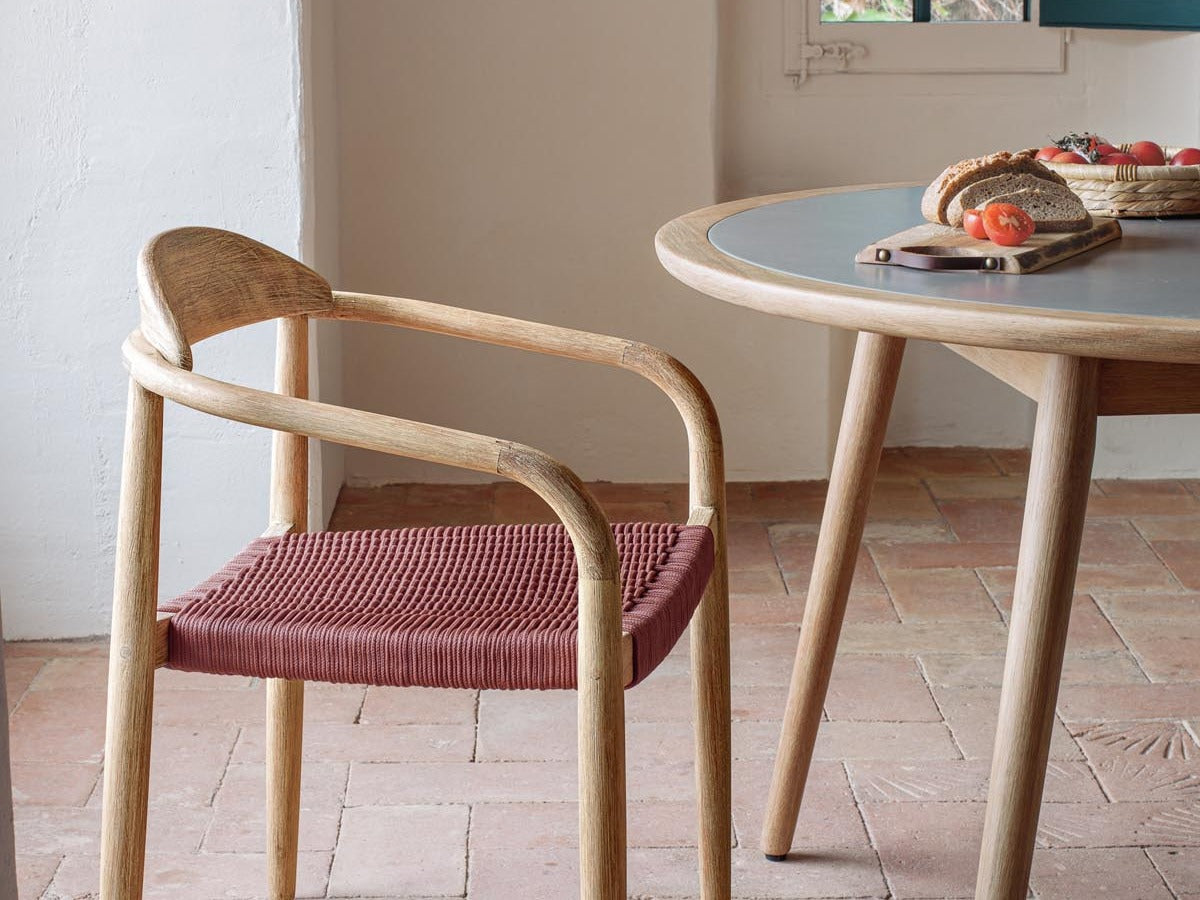 Entdecke die Nina Outdoor Stühle von Kave Home: modernes Design, Komfort, wetterfest, individuell mit Kissen, perfekte Atmosphäre für deinen Garten!