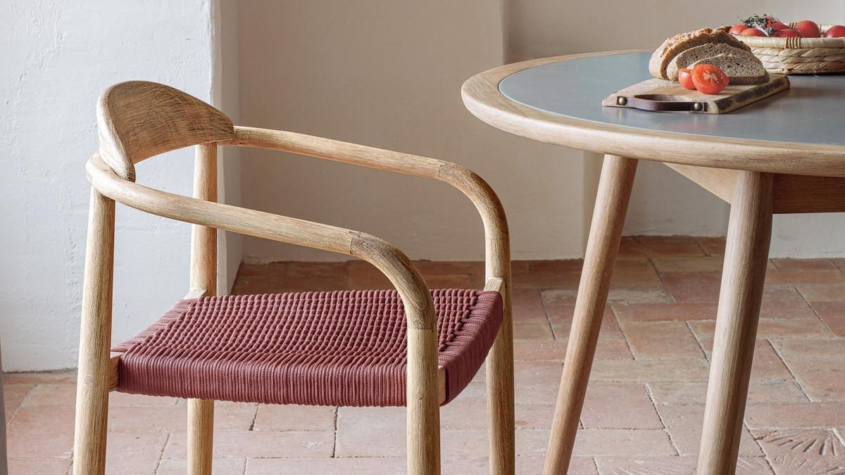 Entdecke die Nina Outdoor Stühle von Kave Home: modernes Design, Komfort, wetterfest, individuell mit Kissen, perfekte Atmosphäre für deinen Garten!