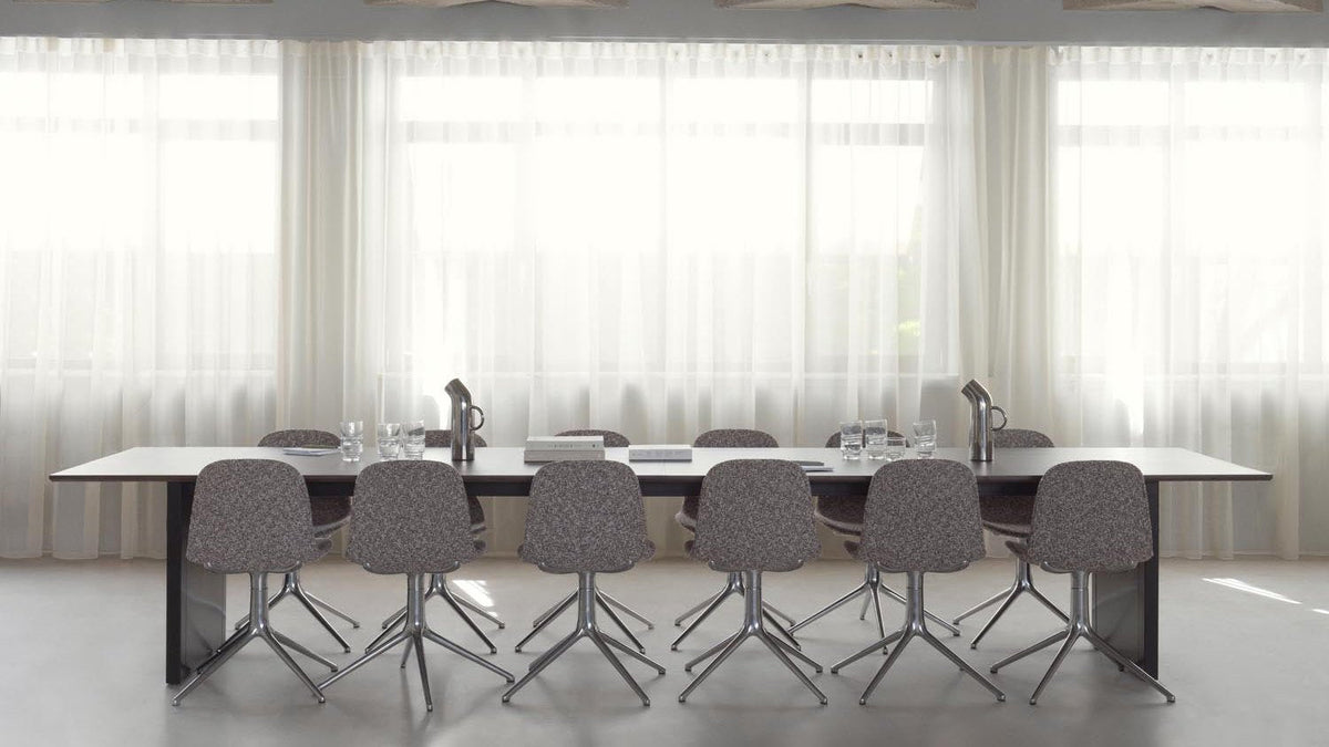Panel Esstisch von Normann Copenhagen mit dunkelbrauner Kiefernplatte und flachen Stahlbeinen in Schwarz
