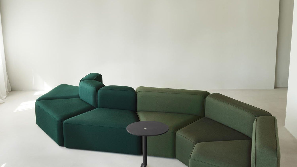 Rope modulares Sofa von Normann Copenhagen mit gerundeter Silhouette und Paspelierung im Wohnzimmer