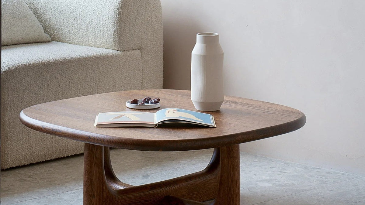 Olfo Couchtisch von Tamo aus massiver Eiche mit skulpturaler Form