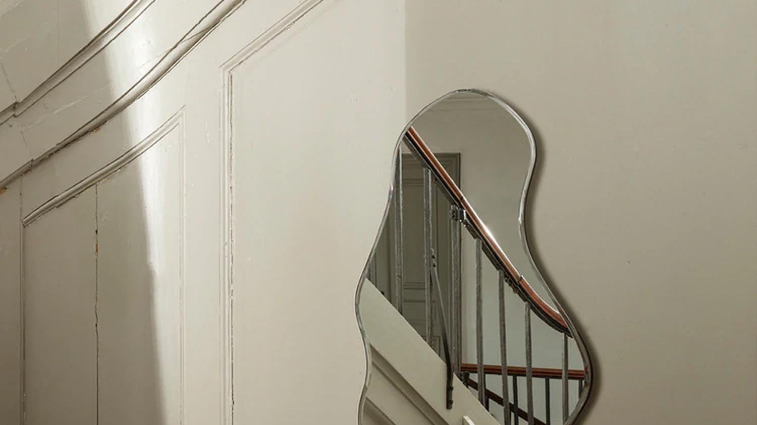 Elegante Möbel und Accessoires der Pond-Kollektion, harmonisch in sanften Farben und stilvollem Design.