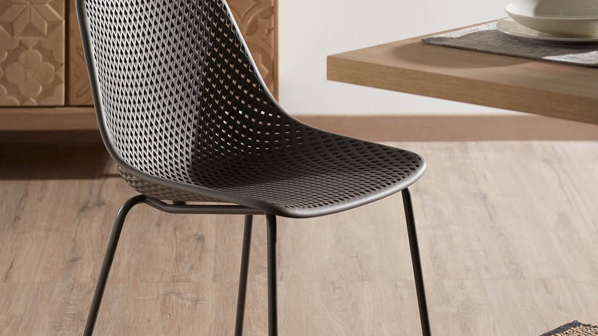 Entdecke die Quinby Kollektion von Kave Home: nachhaltige Outdoor-Stühle aus recyceltem Kunststoff, leicht, stapelbar und wetterfest. Ideal für Terrasse und Gastronomie.