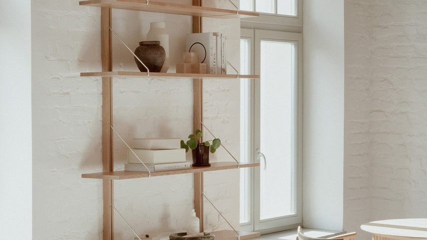 Rodd Regal von Tamo mit minimalistischem Metallrahmen und offenen Ablagen
