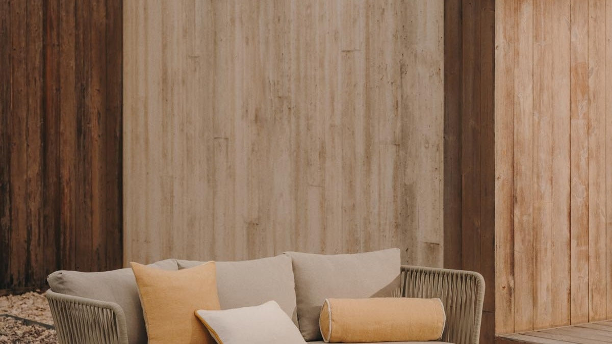 Entdecke die Saconca Kollektion von Kave Home: stilvolle Outdoor-Möbel mit elegantem Seil-Design, ideal für Terrasse und Garten.