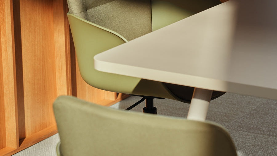 Senda Stuhl von MDD mit schlanker Form für Büro und Besprechungsraum
