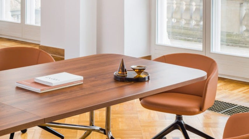 Plica Klapptisch von MDD für moderne Meetings und Workshops