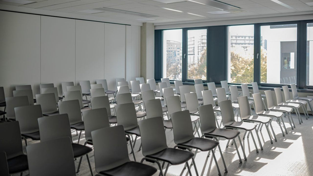 Shila Stuhl von MDD für flexible Konferenz-, Büro- und Aufenthaltsbereiche
