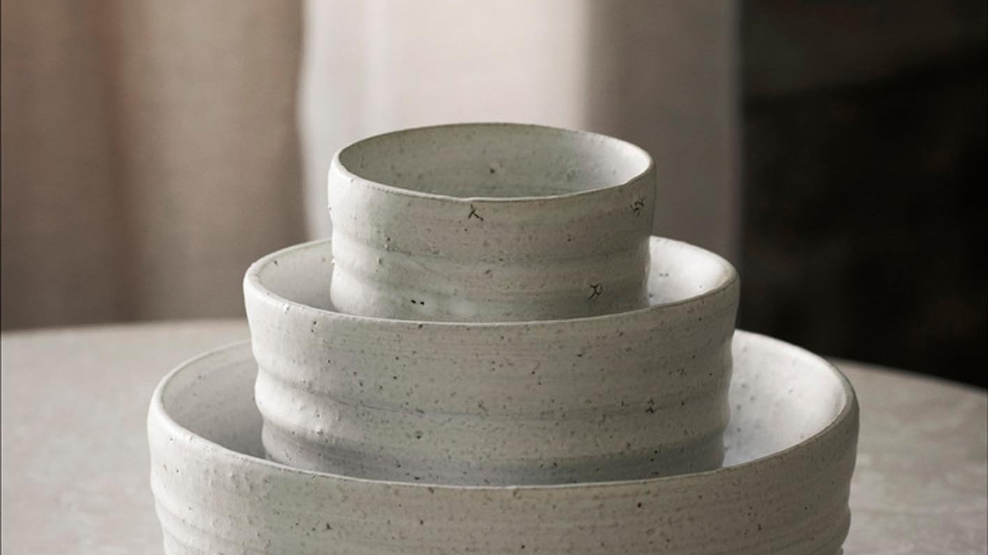 Entdecke die eleganten Serena Schüsseln von Ferm Living – zeitloses skandinavisches Design, vielseitig einsetzbar und nachhaltig. Perfekt für jedes Zuhause!