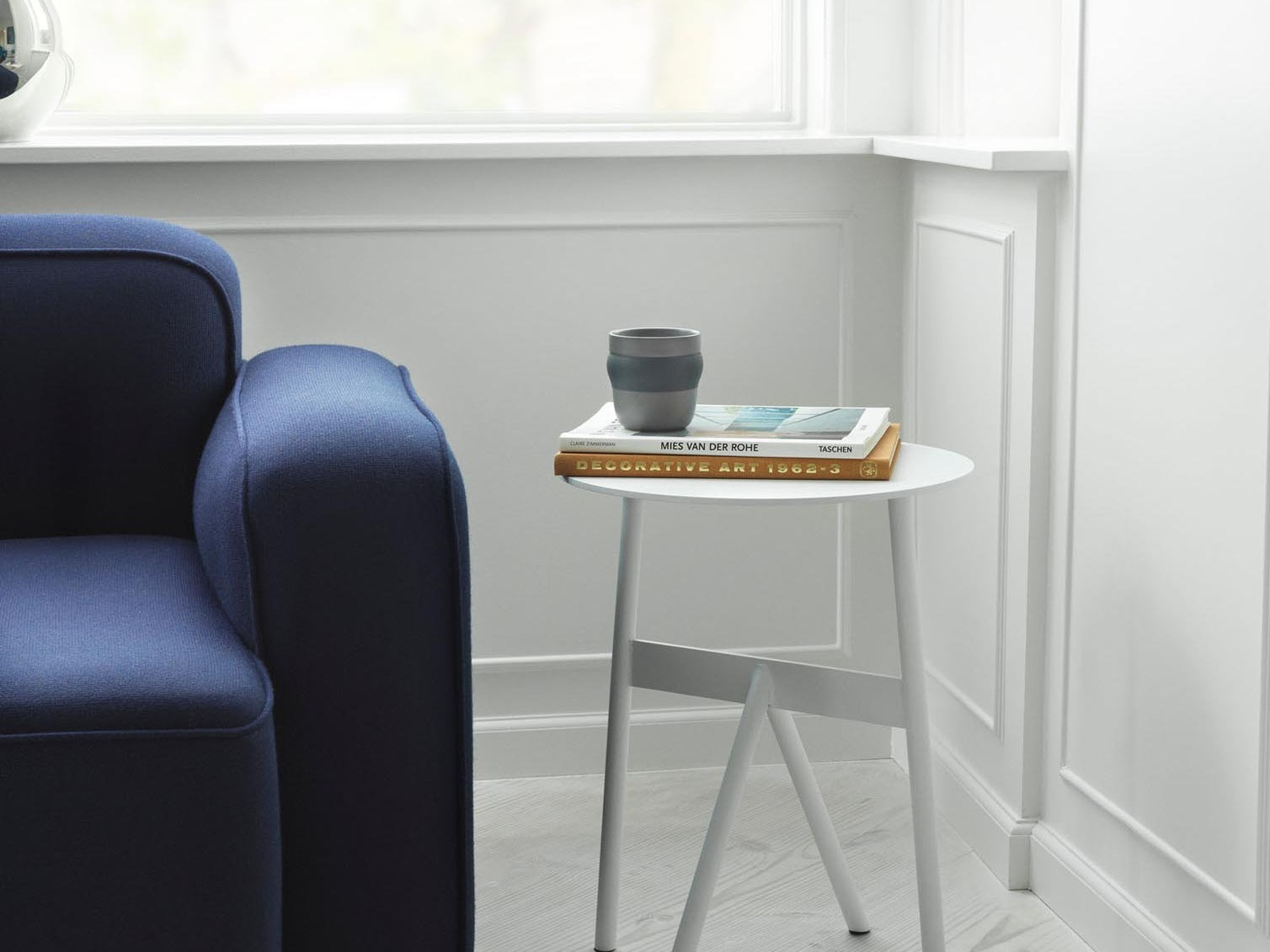 Entdecke die eleganten Beistelltische der Stock-Serie von Normann Copenhagen. Skandinavisches Design, hochwertige Materialien und vielseitige Einsatzmöglichkeiten für dein Zuhause.