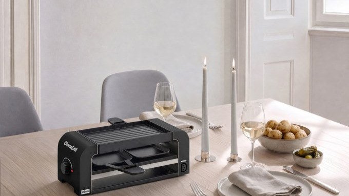 STÖCKLI CheeseGrill Connect Raclette-Geräte in verschiedenen Farben, miteinander verbunden auf einem gedeckten Tisch