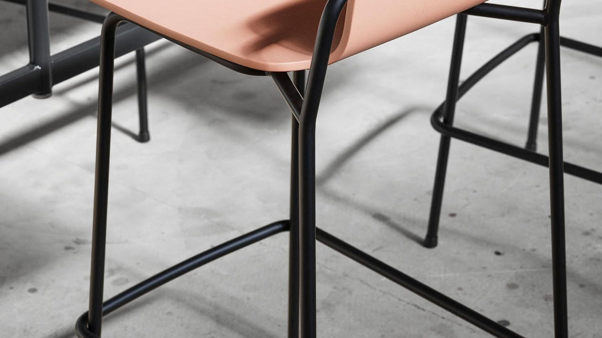 Entdecke die eleganten Stühle der Studio Kollektion von Normann Copenhagen. Skandinavisches Design, hohe Ergonomie und vielseitige Farben für jeden Raum.