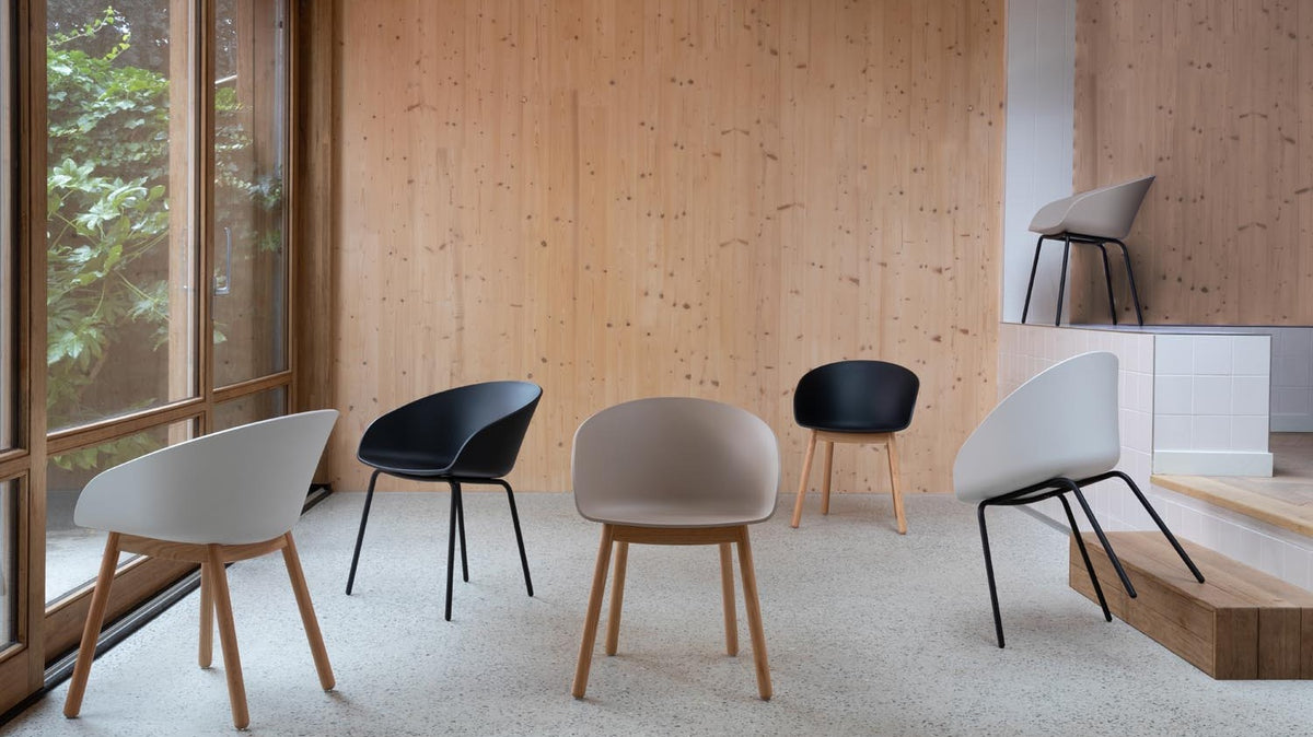 Eleganter Zuiver Stuhl in modernem Design, ideal für stilvolle Wohnräume und Essbereiche.
