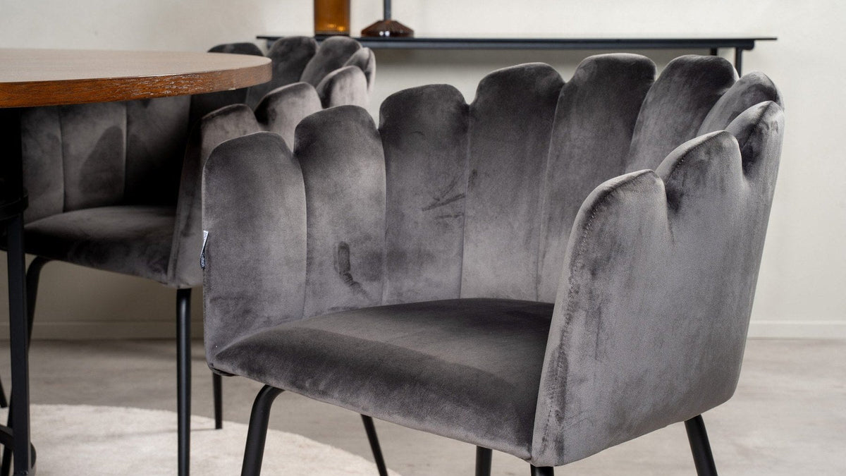 Runde Essgruppe Copenhagen von Venture Home mit schwarzem Tisch und grauen Limhamn-Stühlen im Essbereich