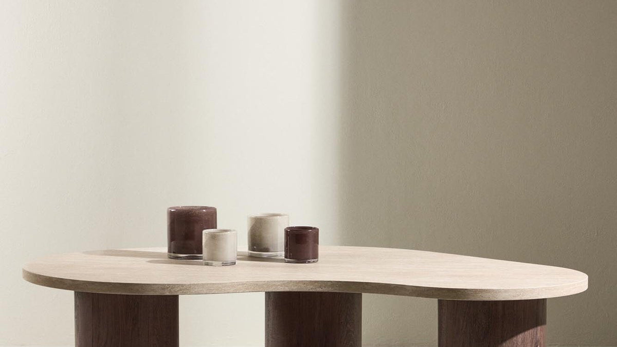 Megg Couchtisch oval und runder Beistelltisch von Venture Home in Beige und Mocca im Wohnzimmer