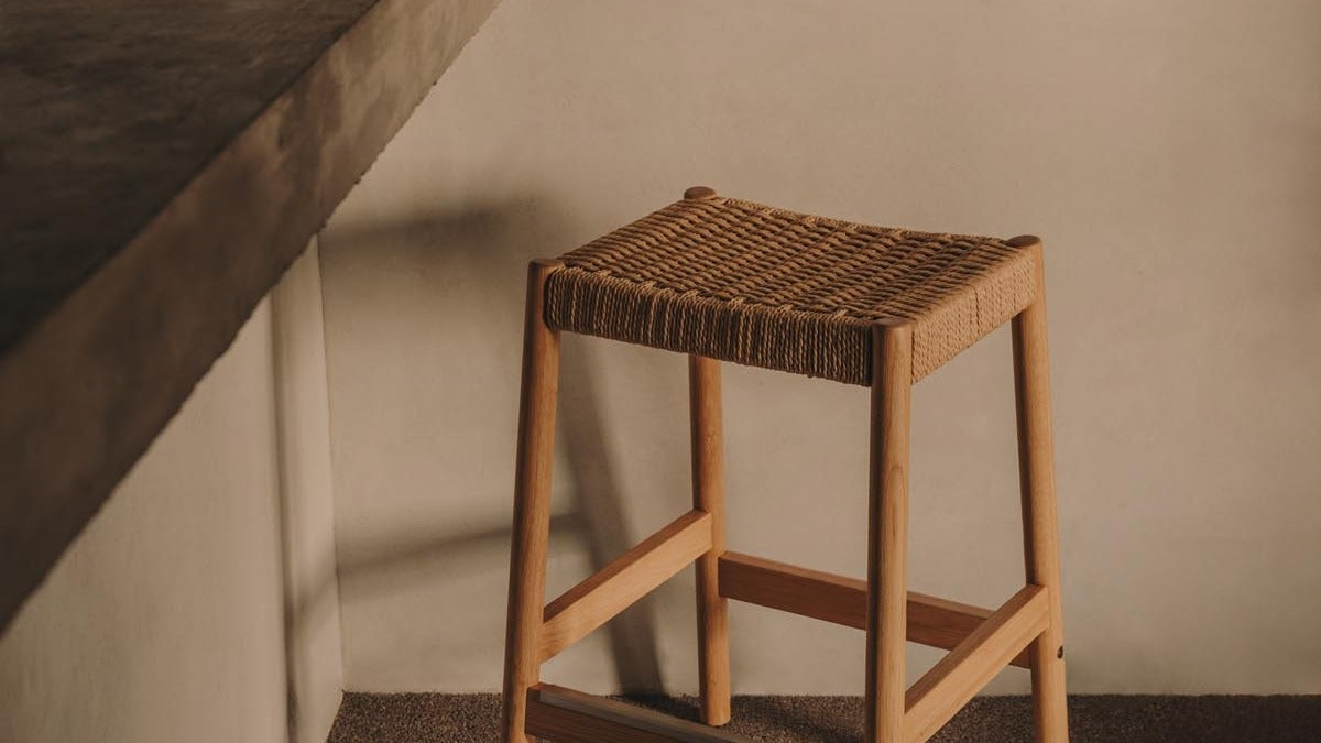 Entdecke die Yalia Kollektion von Kave Home: elegante Stühle, Sessel & Barhocker aus geflochtenem Seil und robustem Gestell. Ideal für stilvolle Räume.