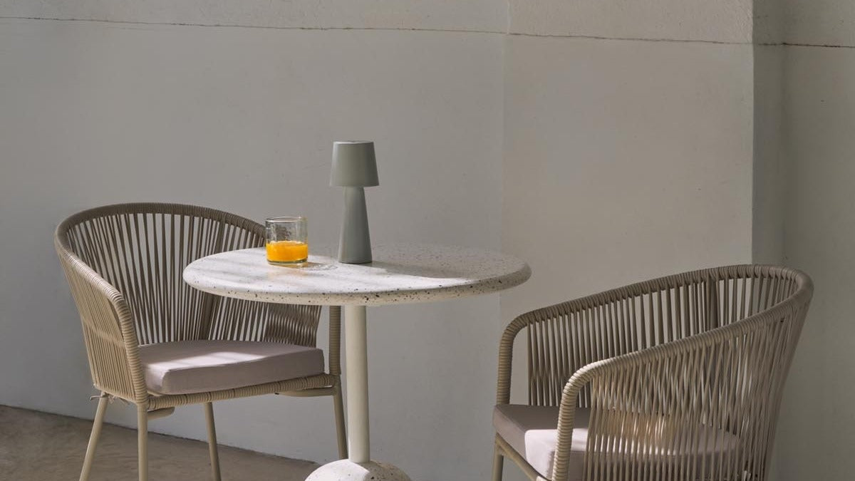 Entdecke die Yanet Kollektion von Kave Home: stilvolle Gartenstühle und Barhocker mit Seilgeflecht, ideal für Terrasse und Balkon.
