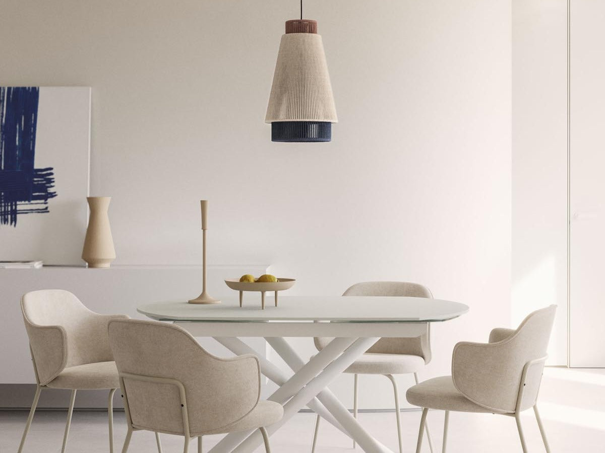 Entdecke die eleganten Yunia Stühle von Kave Home – geschwungene Formen, skandinavisches Design, ideal für Esszimmer, Wohnküchen und Home-Office.