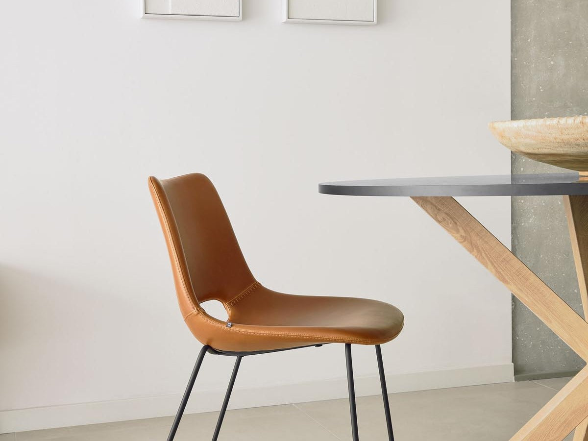 Entdecke die Zahara Kollektion von Kave Home: stilvolle Stühle, Sessel und Barhocker, die moderne Eleganz und Komfort vereinen.