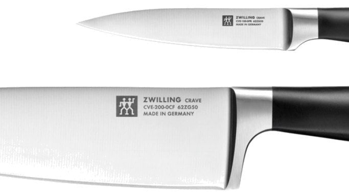 Zwilling Crave Messerblock mit Küchenmessern aus Solingen auf einer Küchenarbeitsfläche