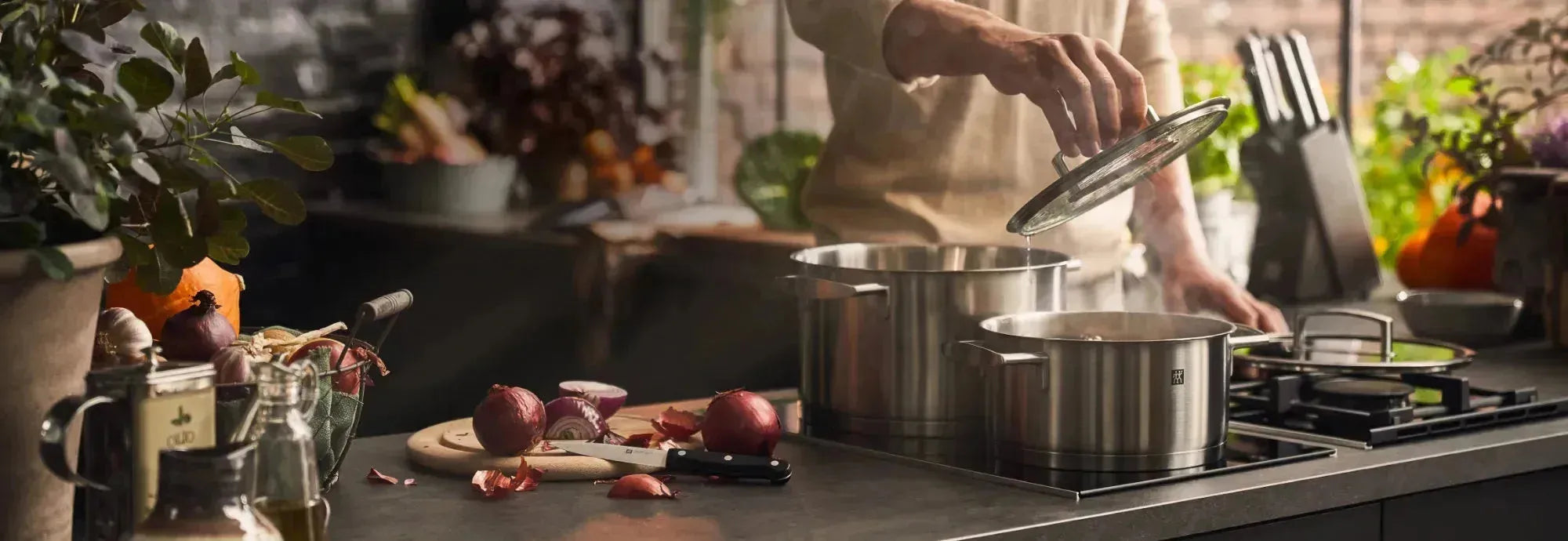 Entdecke hochwertige Zwilling Küchenzubehör: präzise Messer, Pfannen und Küchenhelfer für Qualität und Langlebigkeit in deiner Küche.