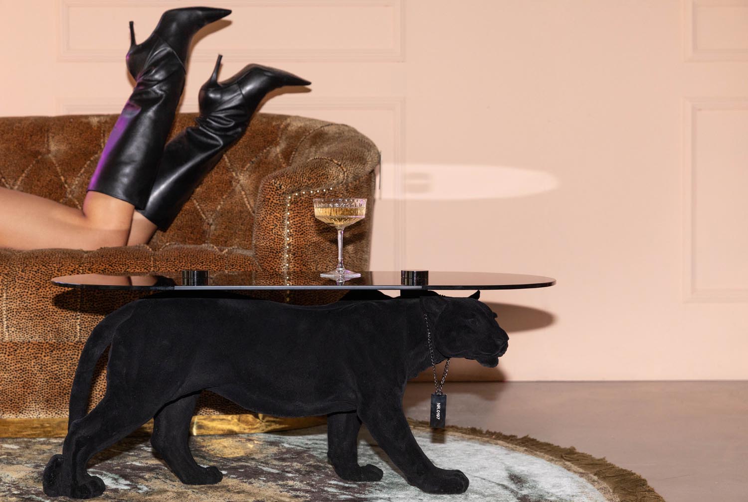 Stylischer Beistelltisch von Bold Monkey mit einzigartigem Design. Perfekt für elegante Akzente und praktische Nutzung in jedem Wohnraum.