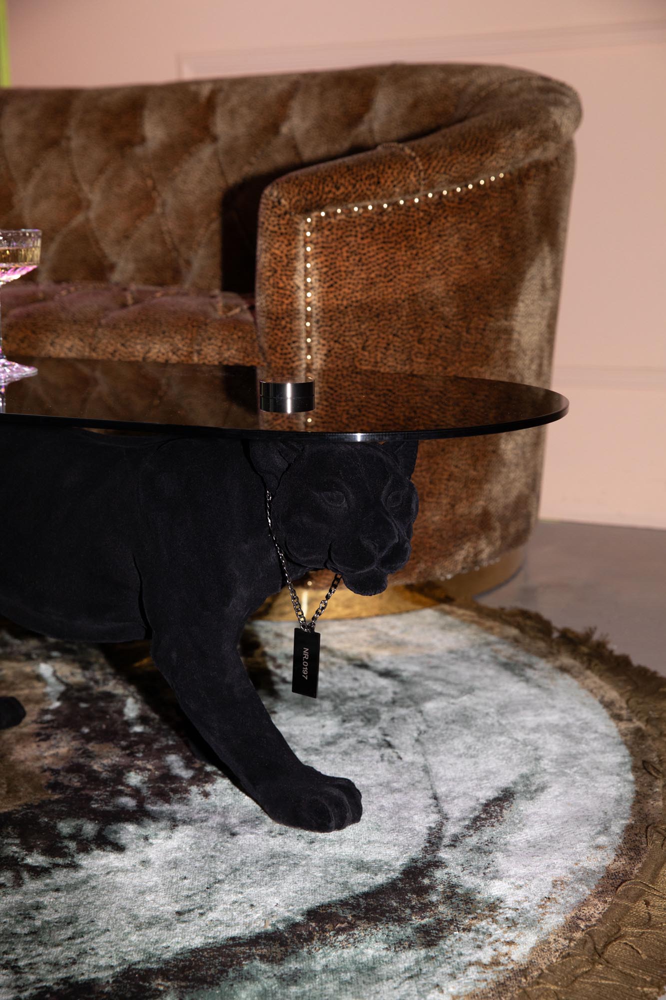 Der DOPE AS HELL Beistelltisch von Bold Monkey vereint modernes Design mit Eleganz und ist ein stilvolles Highlight für jeden Raum.