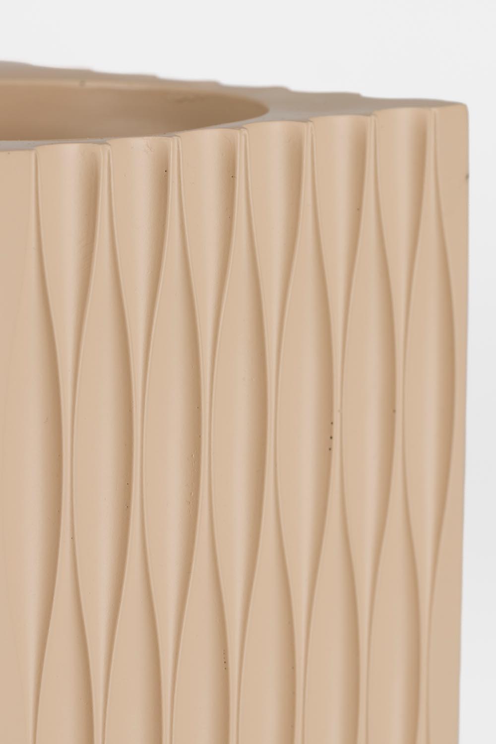 Verleihen Sie Ihrem Zuhause mit der Riley Vase von Zuiver einen Hauch von Eleganz. Ihr einzigartiges Design und die matte Oberfläche machen sie zum perfekten Blickfang für frische Blumen.