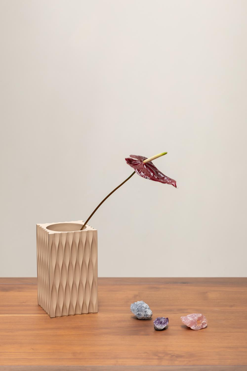 Verleihen Sie Ihrem Zuhause mit der Riley Vase von Zuiver einen Hauch von Eleganz. Ihr einzigartiges Design und die matte Oberfläche machen sie zum perfekten Blickfang für frische Blumen.