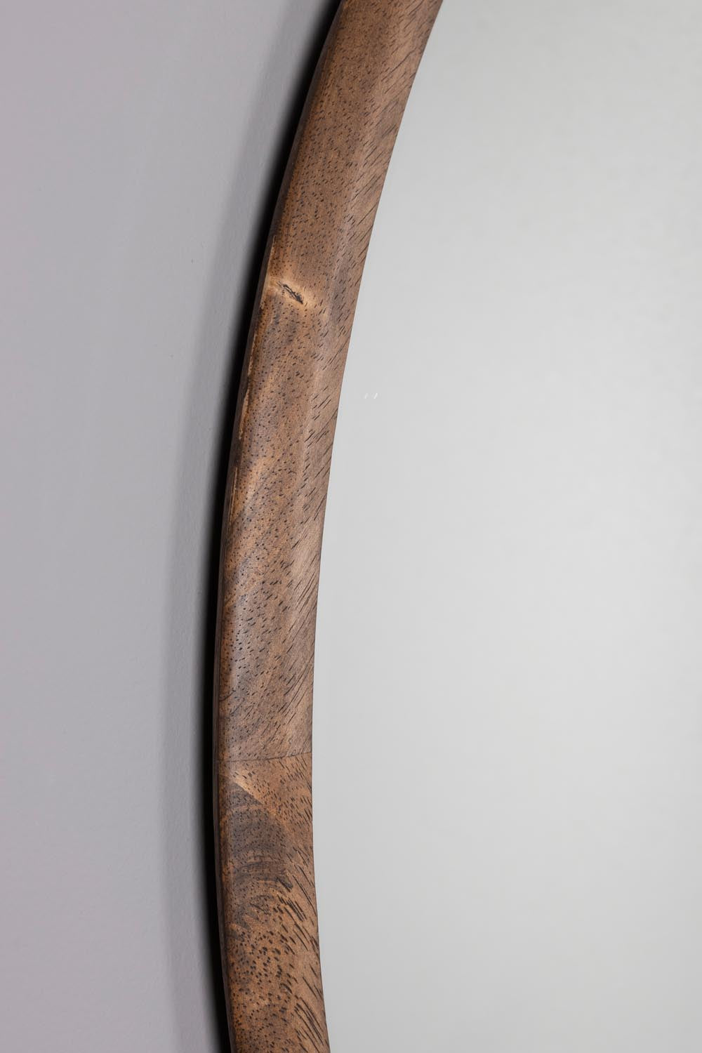 Gale Mirror von Dutchbone: Luxuriöser Spiegel mit goldener Eleganz.