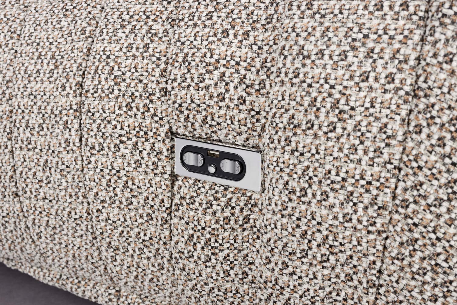 Erlebe den Hamilton Loungesessel von Dutchbone – ein eleganter Recliner, der mit verstellbarer Rückenlehne und weicher Polsterung für ultimativen Komfort sorgt.