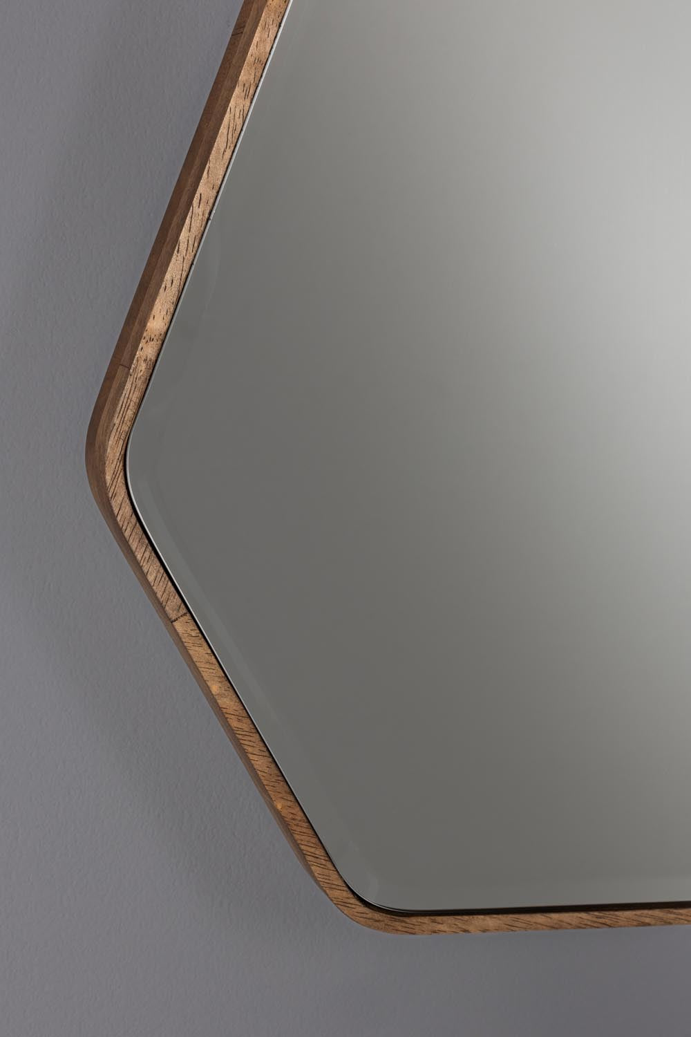 Bryn Mirror von Dutchbone: Stilvolle Reflexion für moderne Räume.