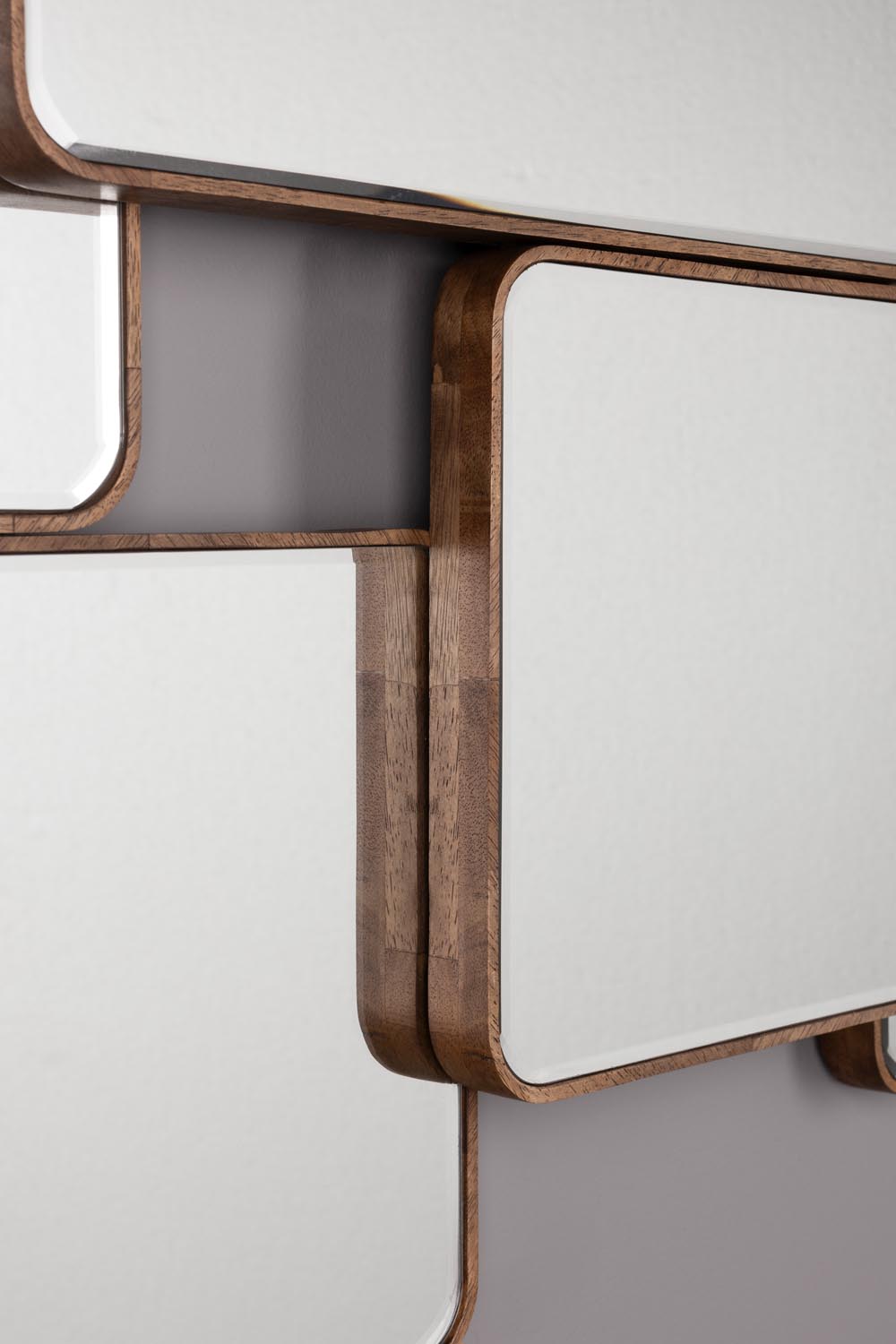 Cordelia Mirror: Stilvolles Design für moderne Wohnräume.