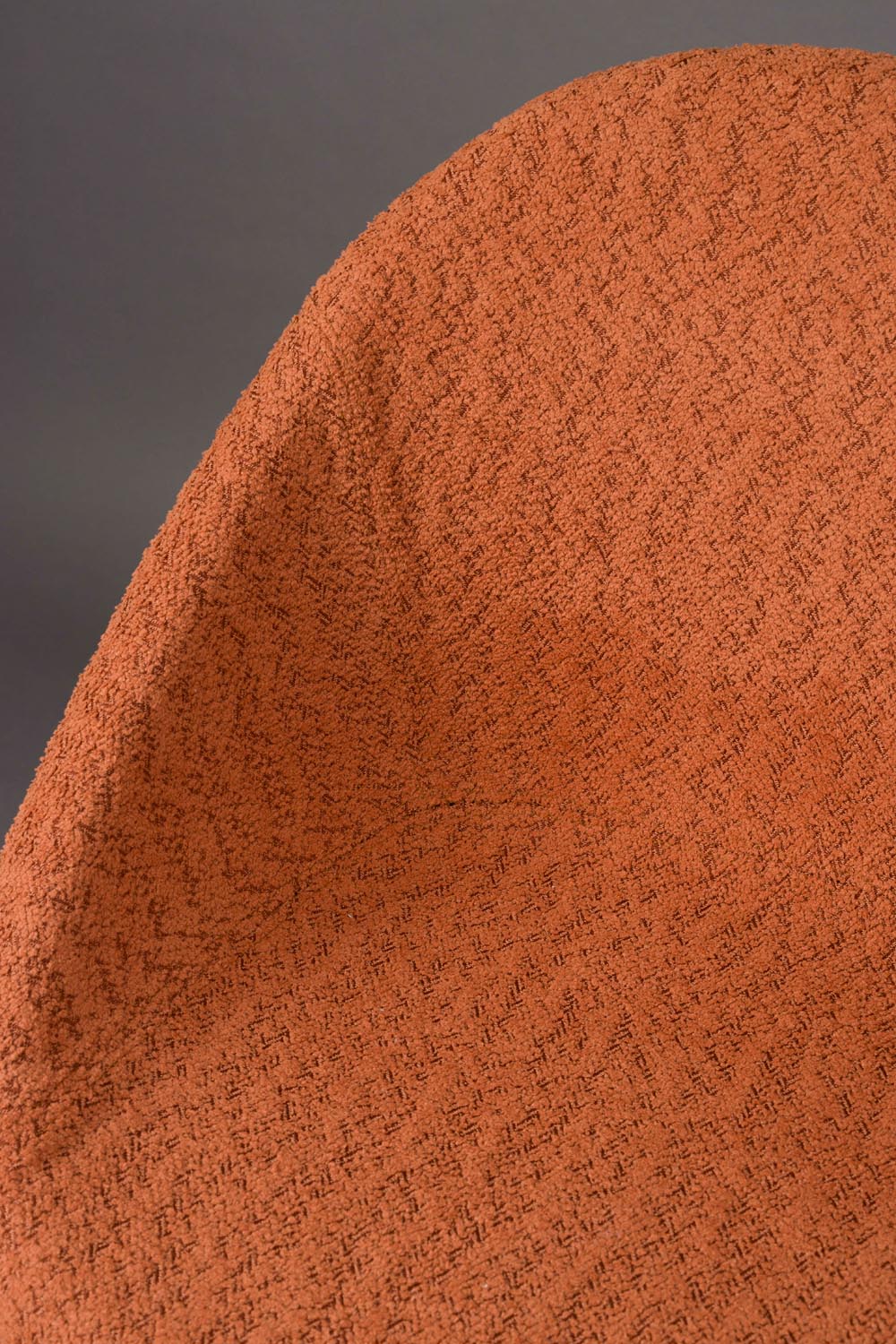 Der Fenna Stuhl von Dutchbone vereint elegantes Design und Komfort. Aus robustem Eschenholz gefertigt, bietet er eine stilvolle Ergänzung für jedes Esszimmer.