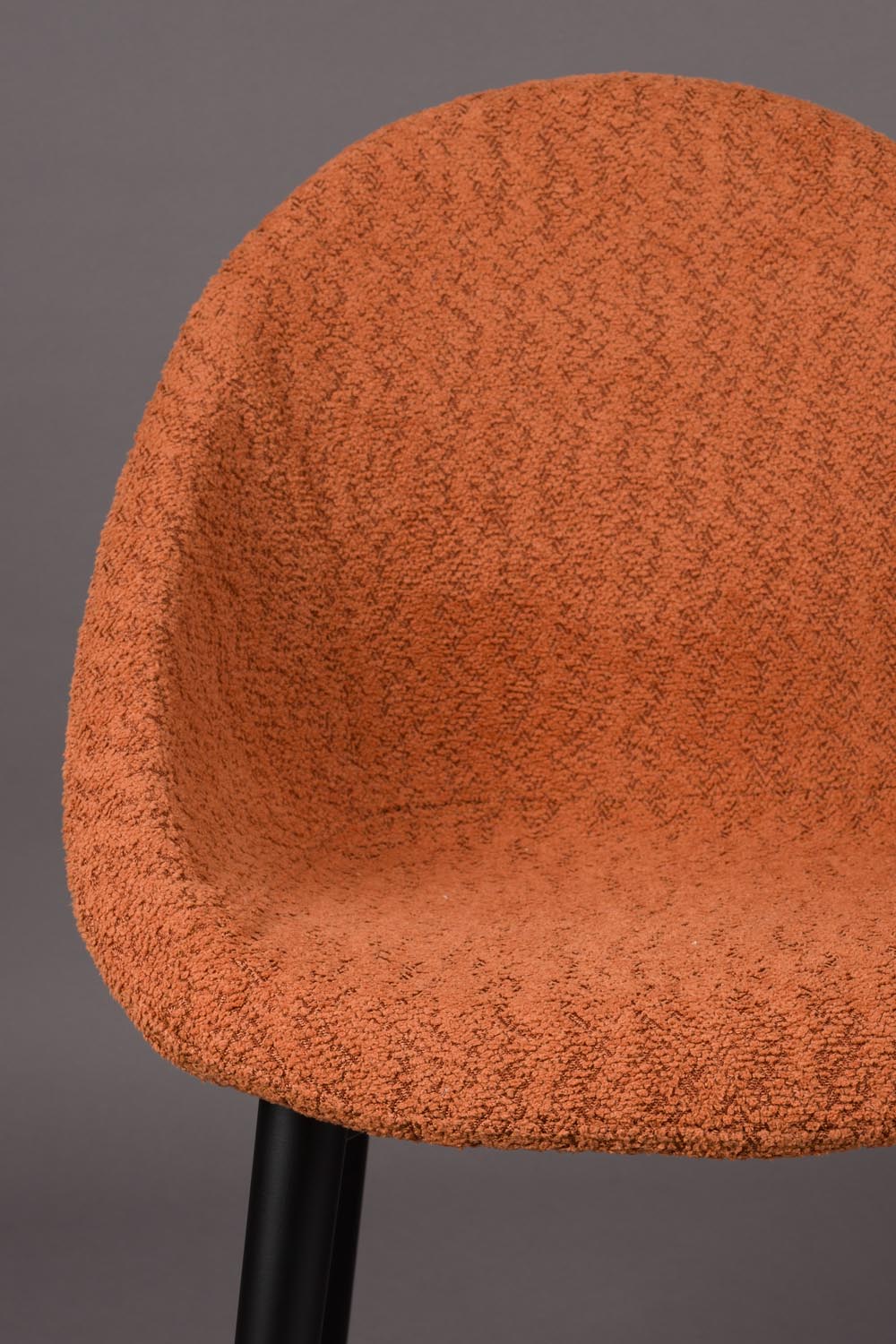 Der Fenna Stuhl von Dutchbone kombiniert modernes Design mit ergonomischem Komfort. Hergestellt aus hochwertigem Eschenholz, ist er ideal für stilvolle Essbereiche.