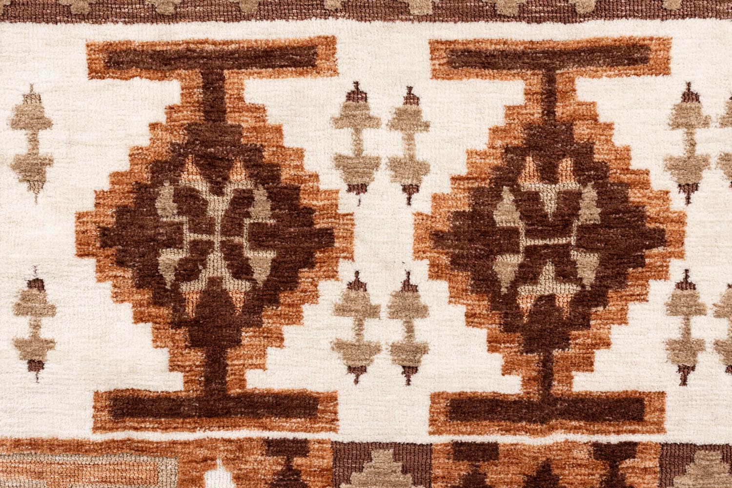 Eleganter Maron Carpet 160x230 von Dutchbone: Warme Erdtöne, langlebiges Polyester, gemütliches Laufgefühl, vielseitig einsetzbar.