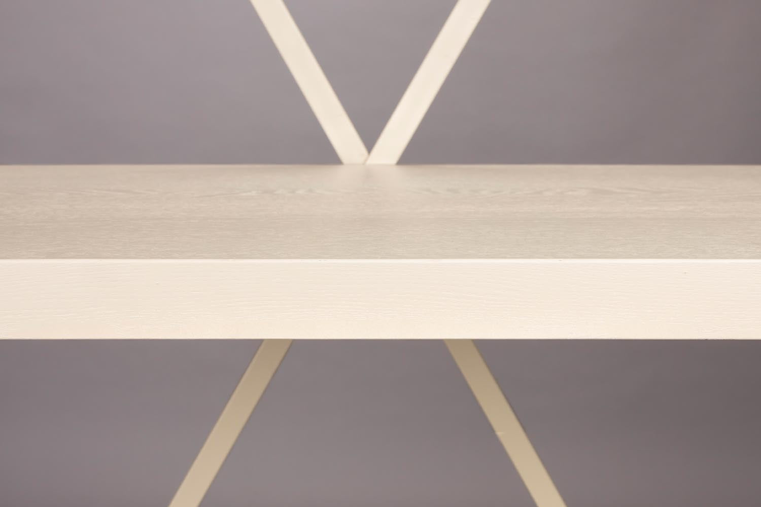 Stilvolles Iron Regal Low von Dutchbone für zeitlose Inneneinrichtung.