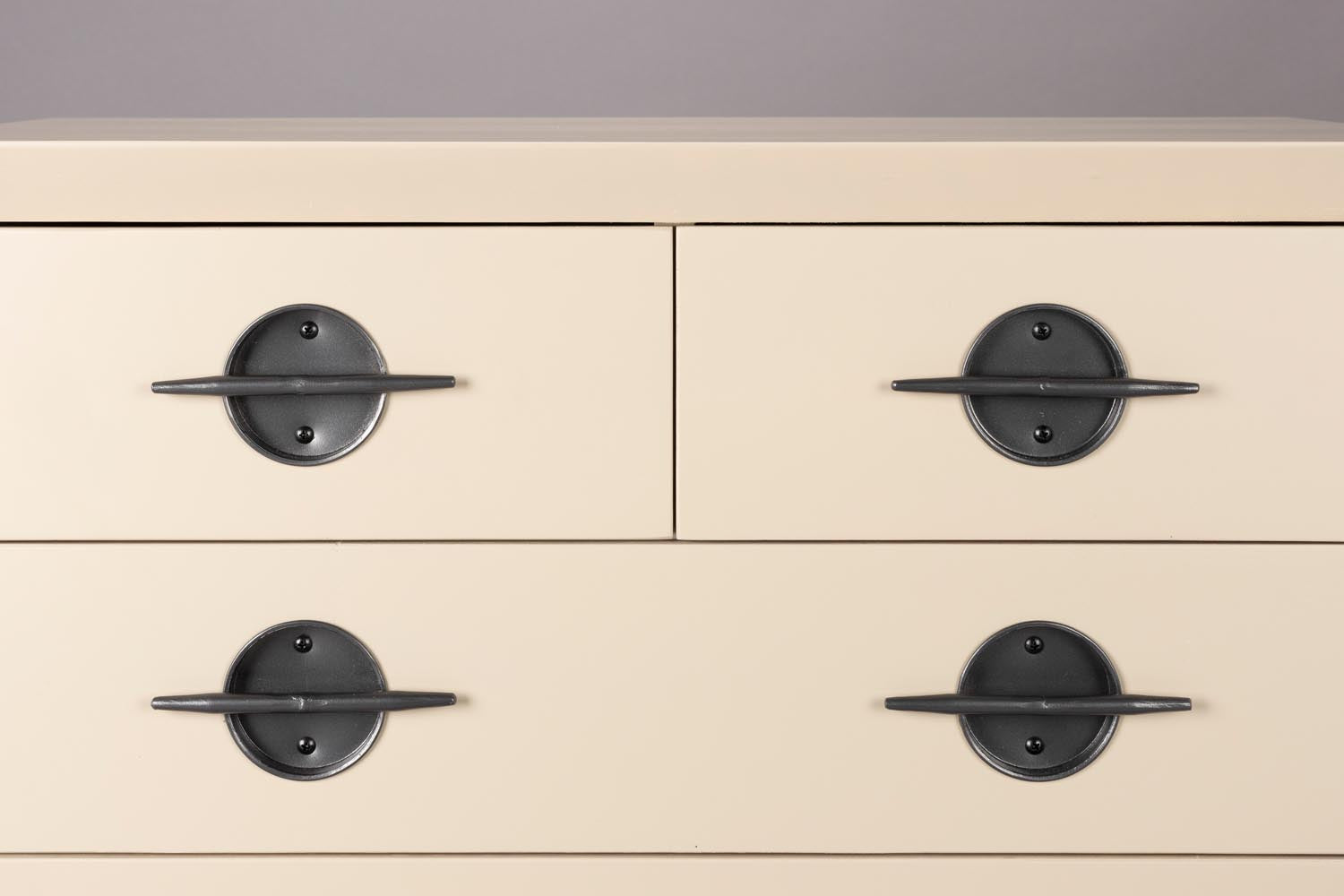 Edson Cabinet von Dutchbone: Stilvoller Schrank aus Gummiholz und Metall, ideal für Wohnzimmer, Büro oder Flur. Bietet großzügigen Stauraum und elegantes Design.