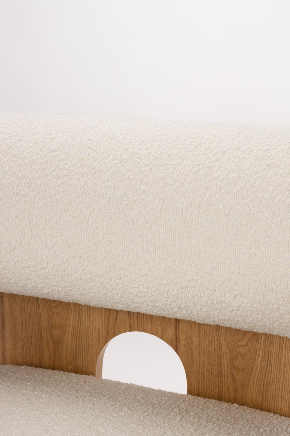 Entdecke den Zuiver Oolong Sessel – ein stilvoller Design-Sessel mit weichem Bouclé-Bezug und massiver Eichenbasis für höchsten Komfort.