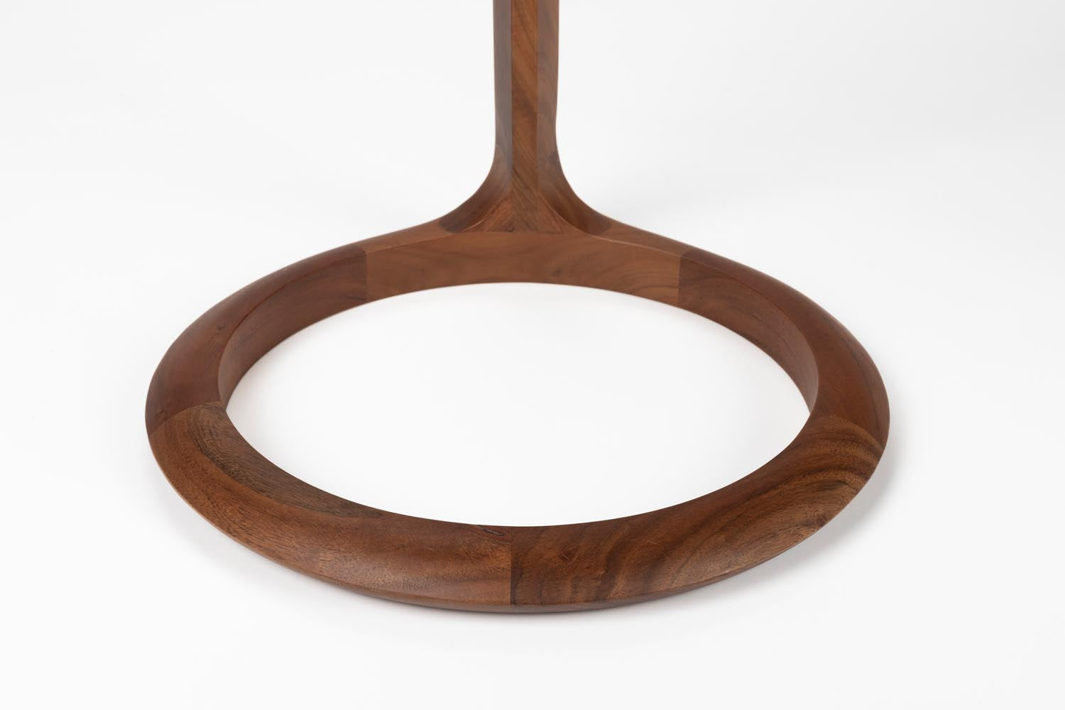 Eleganter Zuiver Doppio Tisch: Stilvolles Design mit Doppelringen.