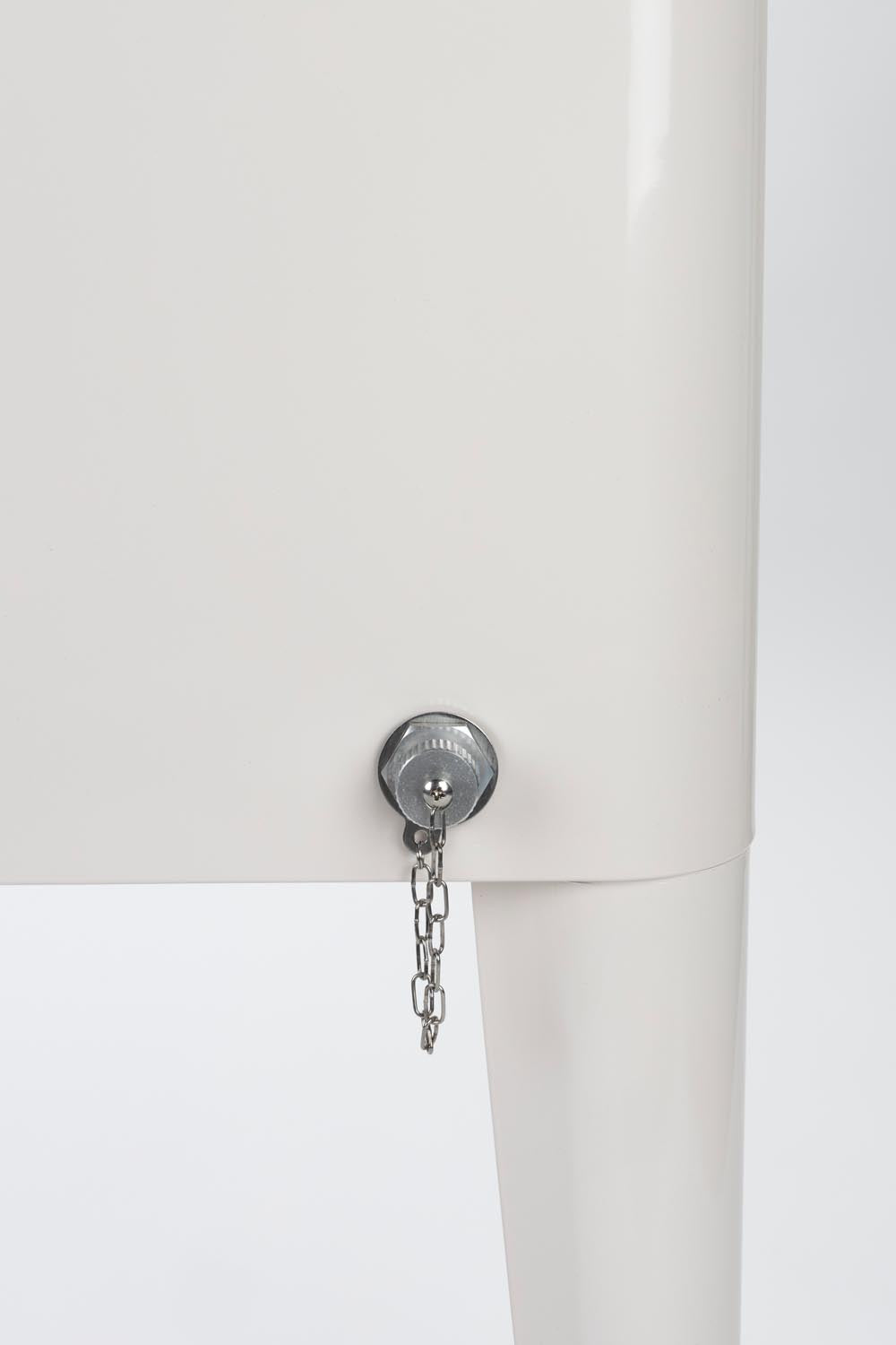 Der Be Cool Cooler von Zuiver: Ideal für lange Gartenabende, mobil mit Rädern und Griffen, stilvoll und effizient kühlend.