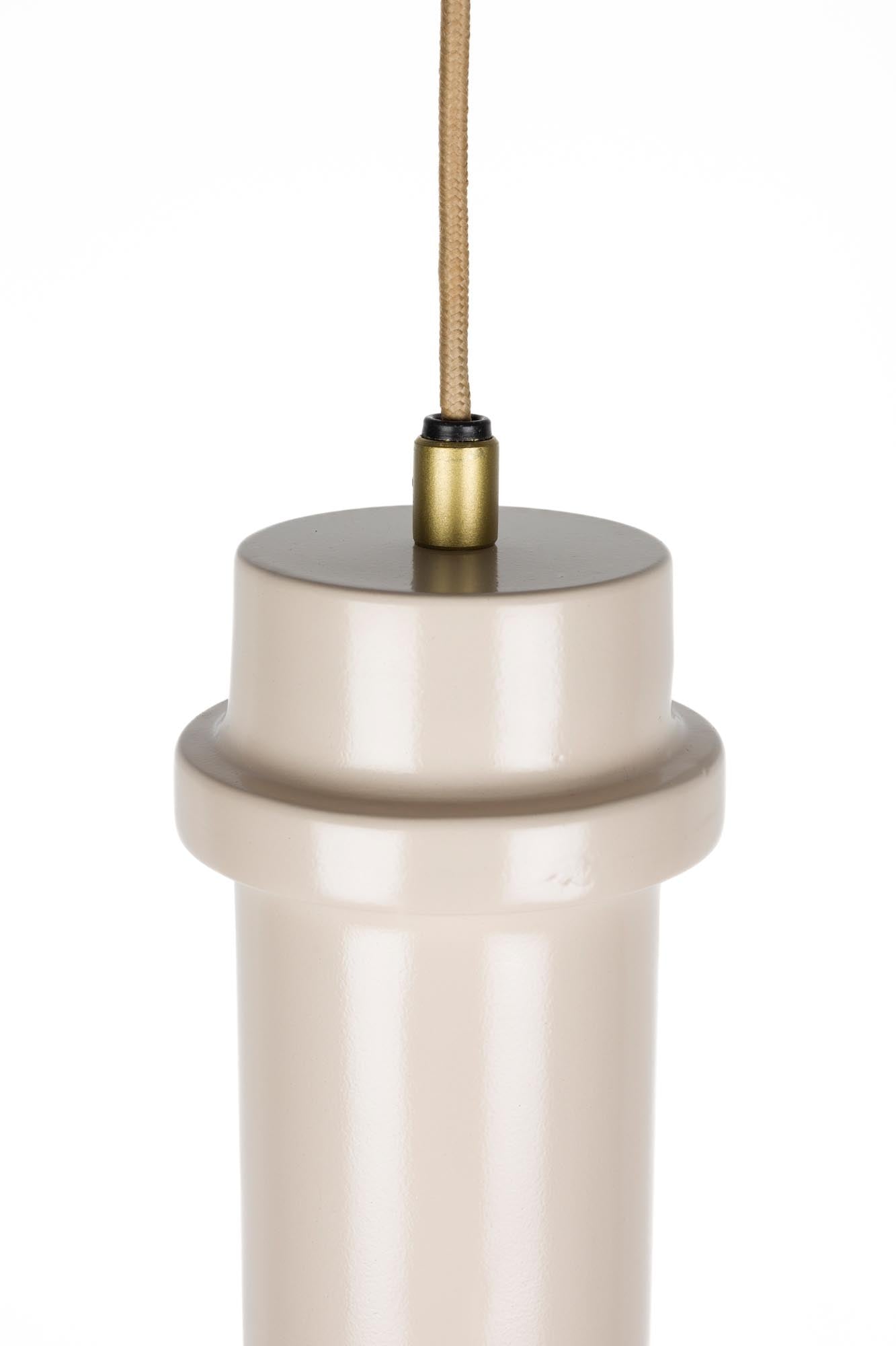 Die Duct L Pendelleuchte vereint minimalistisches Design mit industriellem Charme, ideal für stilvolle Wohnräume.