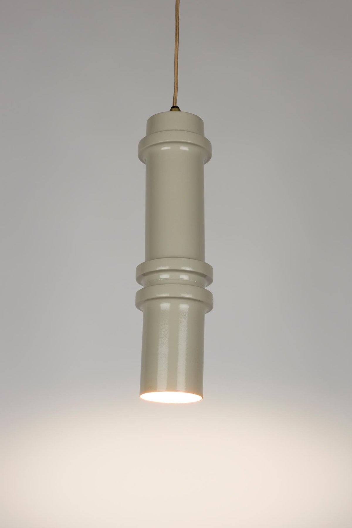 Pendellampe Duct L in Grau präsentiert im Onlineshop von KAQTU Design AG. Pendelleuchte ist von White Label Living