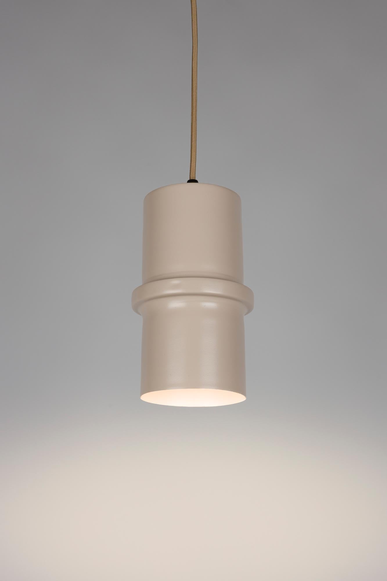 Die Duct S Pendelleuchte von White Label Living besticht durch modernes Design, edle Materialien und schlichte Eleganz.