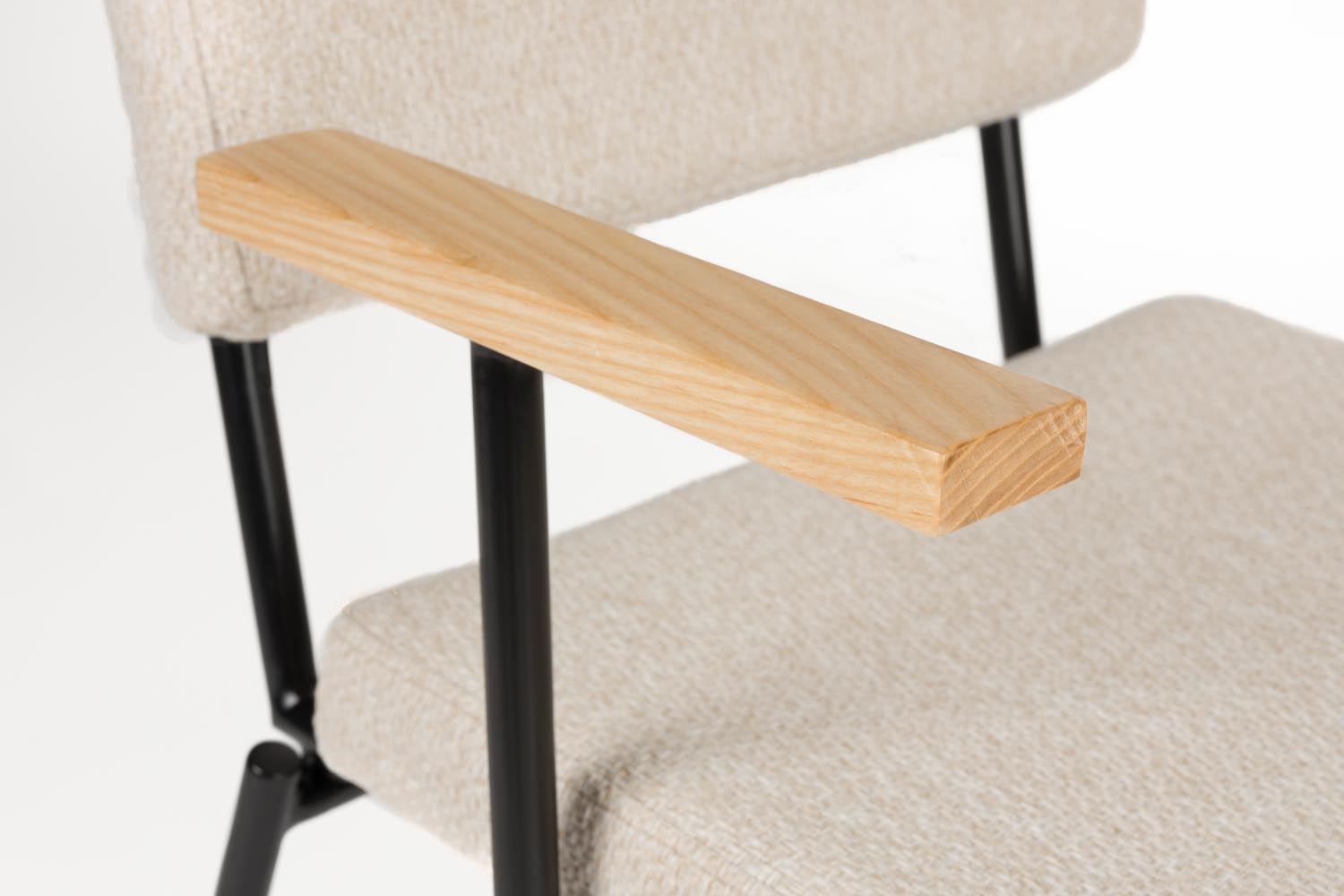 Erleben Sie den Fellow Armlehnstuhl von Zuiver – eine harmonische Verbindung aus zeitlosem Design und Komfort. Mit seinem stabilen Metallrahmen und der bequemen Polyesterpolsterung ist er die perfekte Wahl für jedes Interieur.